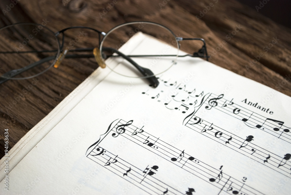 Notenblätter für Klavier auf altem Treibholz / Holz Brett Notenblätter für Klavier auf altem Treibholz / Holz Brett