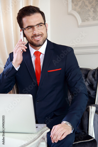 Biznesmen podczas rozmowy telefonicznej.