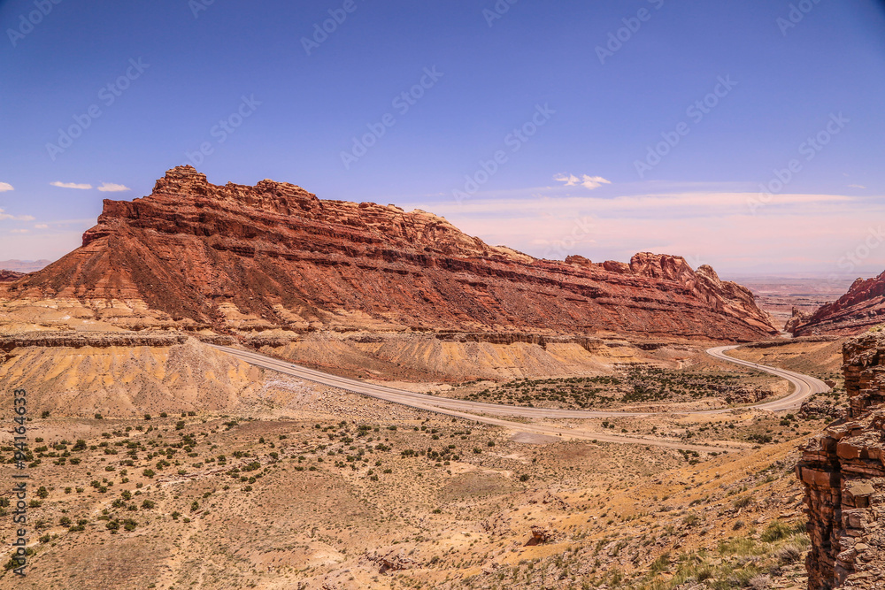 einsame Landstraße in romantischer Wild West Landschaft einsame Landstraße in romantischer Wild West Landschaft