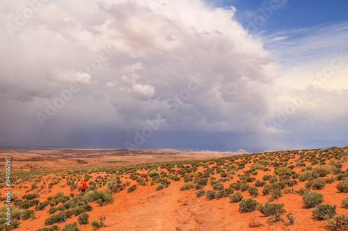 aufziehendes Gewitter über der Wüste in Arizona