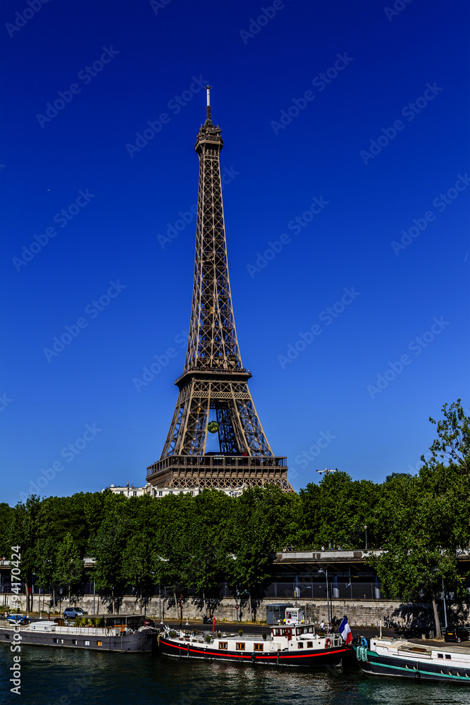Fototapeta premium Tour Eiffel (Eiffel Tower), Champ de Mars in Paris, France.