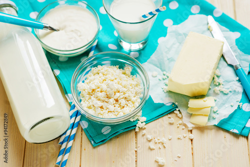 Fotografie A light breakfast of milk products , cottage cheese, sour cream and milk, roll a