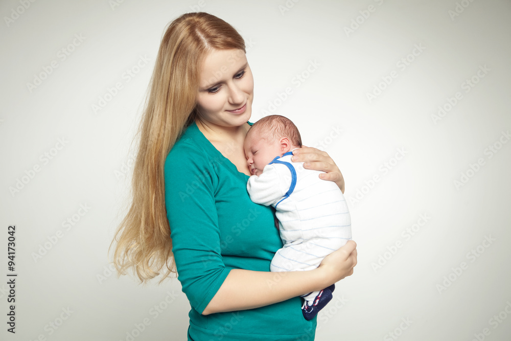 Baby 13 Monate Schläft Nur An Brust kleines Baby an der Brust der Mutter Stock Photo | Adobe Stock