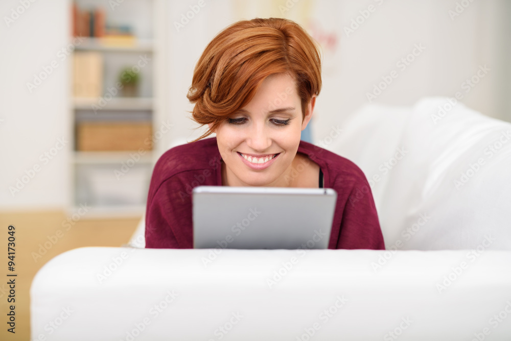 junge frau liest ein ebook auf ihrem tablet-pc junge frau liest ein ebook auf ihrem tablet-pc