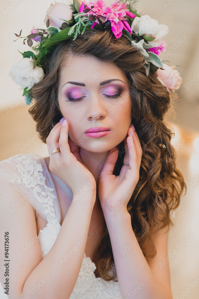 Naklejka premium Pretty bride brunette with makeup in studio