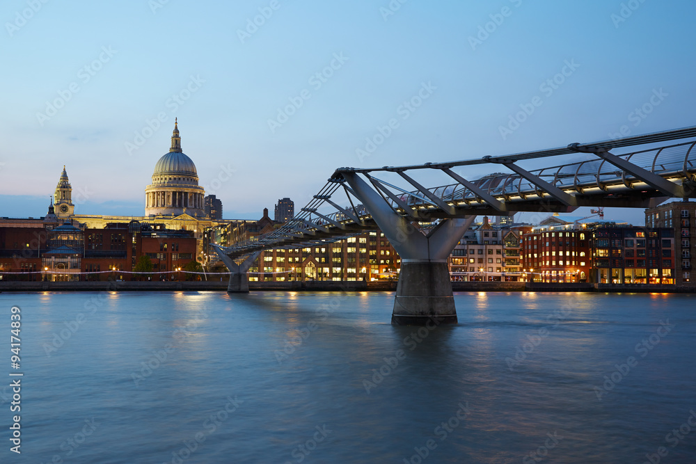 St Paul's Cathedral and Millennium bridge in London at night - obrazy, fototapety, plakaty 