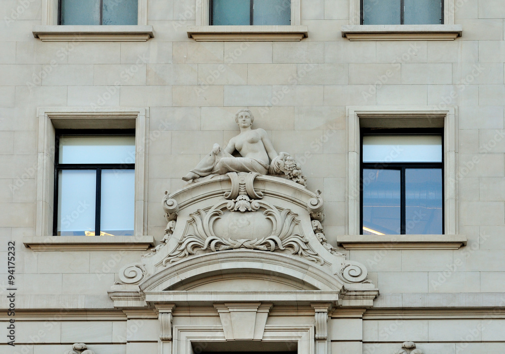 Obraz premium freske an der fassade eines hauses in barcelona