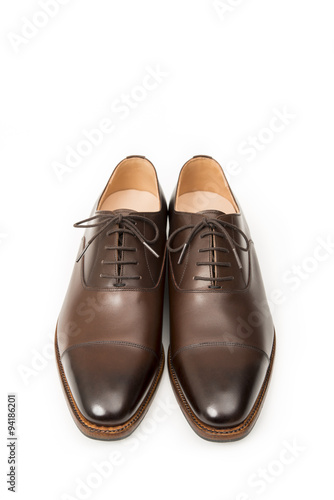 男性用の茶色の革靴 正面