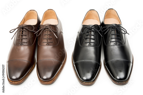 男性用の黒と茶色の革靴 正面