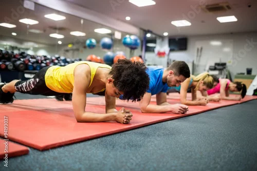 Fototapeta samoprzylepna Dopasuj osoby ćwiczące w klasie fitness