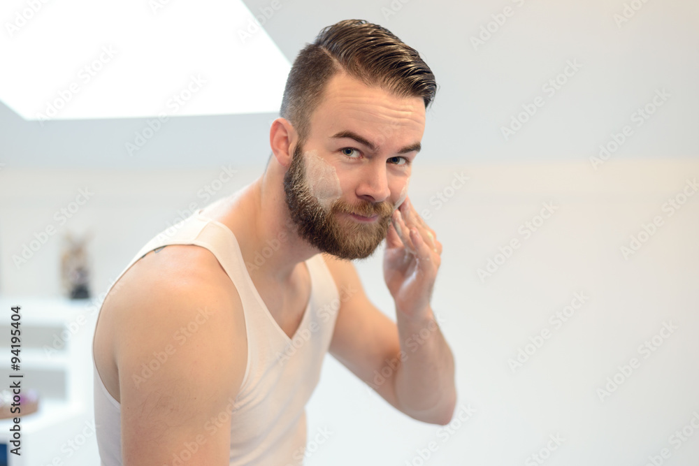 Junger Mann mit Rasierschaum im Gesicht – Stock-Foto | Adobe Stock