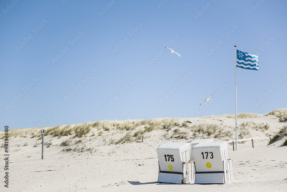 Strandkörbe auf Sylt, 2 Strandkörbe stehen da wie ein verliebtes Paar