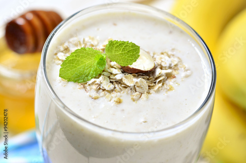 Banana smoothie with oats and hazelnuts.