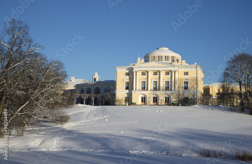 Вид на Павловский дворец солнечным февральским днем. Павловск