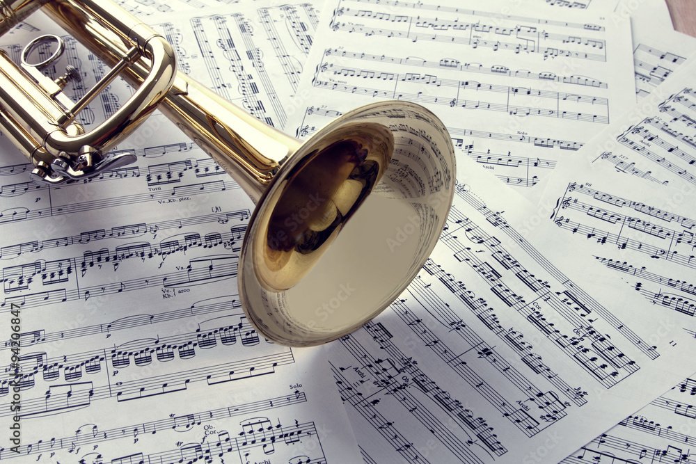 Naklejka premium Trumpet on sheet music