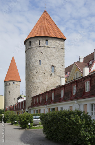 Две старинные средневековые башни старого Таллина