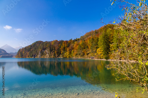 Der Alpsee in Hohenschwangau im Allgäu  im Herbst