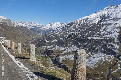 Fototapeta Naklejka Na Ścianę i Meble -  Blick ins Urserental mit angeschneiten Bergen, von der Furkapass-Strasse aus, ob Realp, Uri, Schweiz