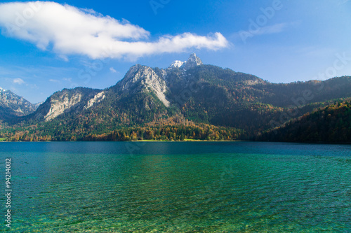 Der Alpsee in Hohenschwangau im Allgäu  im Herbst