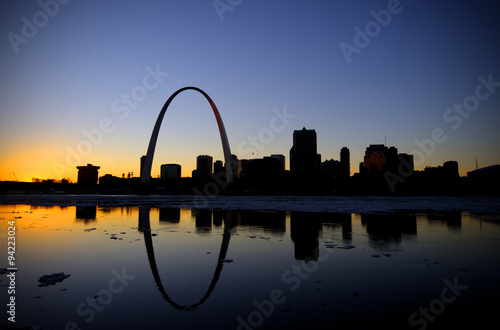 Obraz na płótnie The St. Louis, Missouri Gateway Arch and skyline w salonie