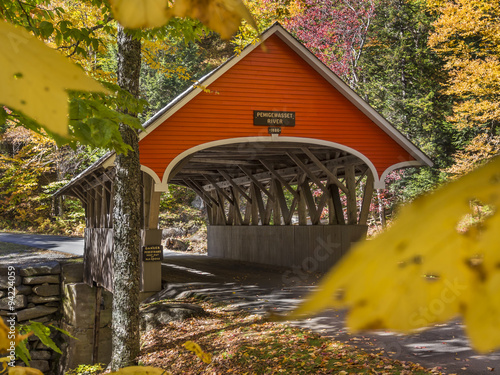 фотографія Beautiful little red covered bridge in Fanconia New Hampshire during Fall season