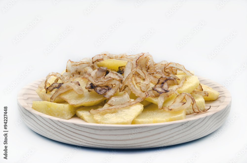 Patatas fritas en rodajas con cebolla y pimienta