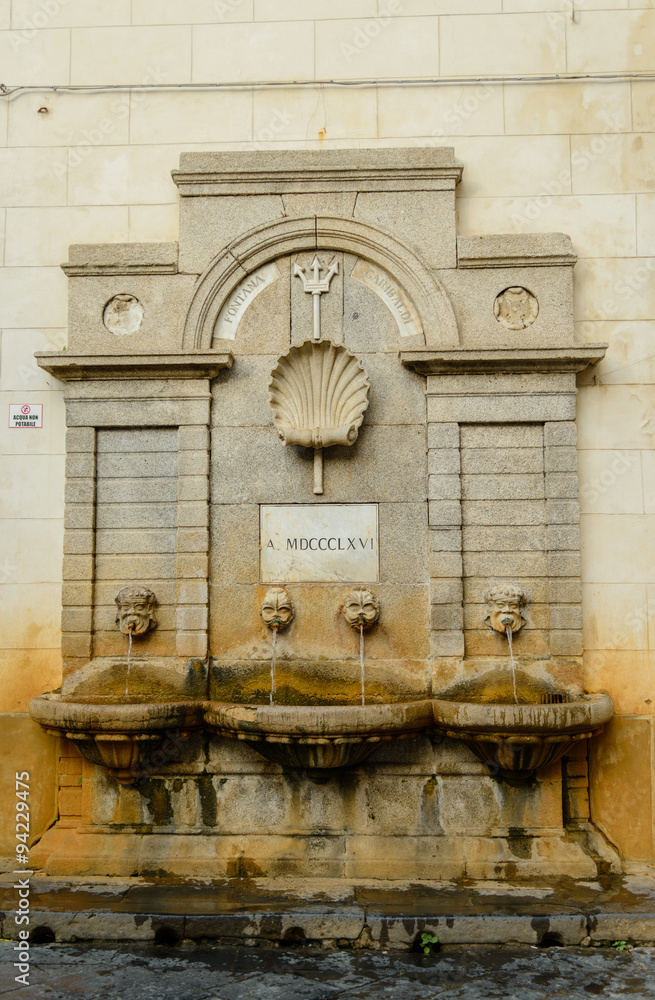 Φωτογραφία An ancient Garibaldi fountain at Francesco Bardari street in Pizzo, Calabria, South Italy
