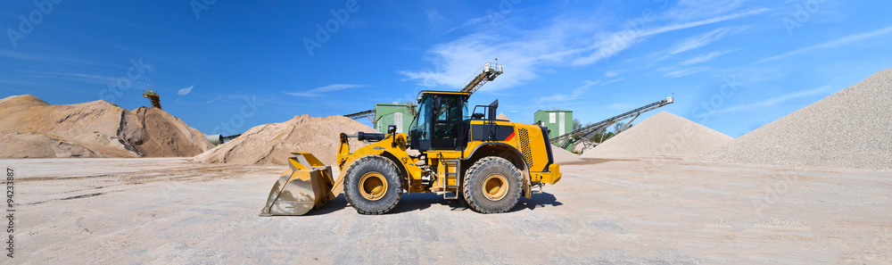 Panorama mit einem Radlader in einem Kieswerk // wheel loader in a gravel pit Panorama mit einem Radlader in einem Kieswerk // wheel loader in a gravel pit