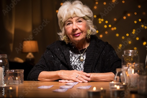 Φωτογραφία Fortune teller with tarot cards