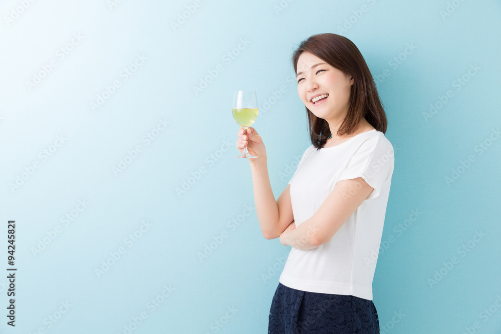 ワインを飲む女性 ワインを飲む女性