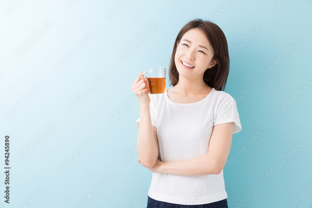 お茶を飲んでリラックスする女性 お茶を飲んでリラックスする女性