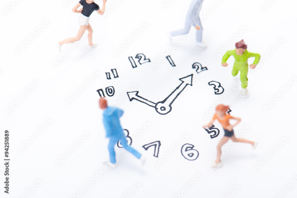 時計の周りを走る人
