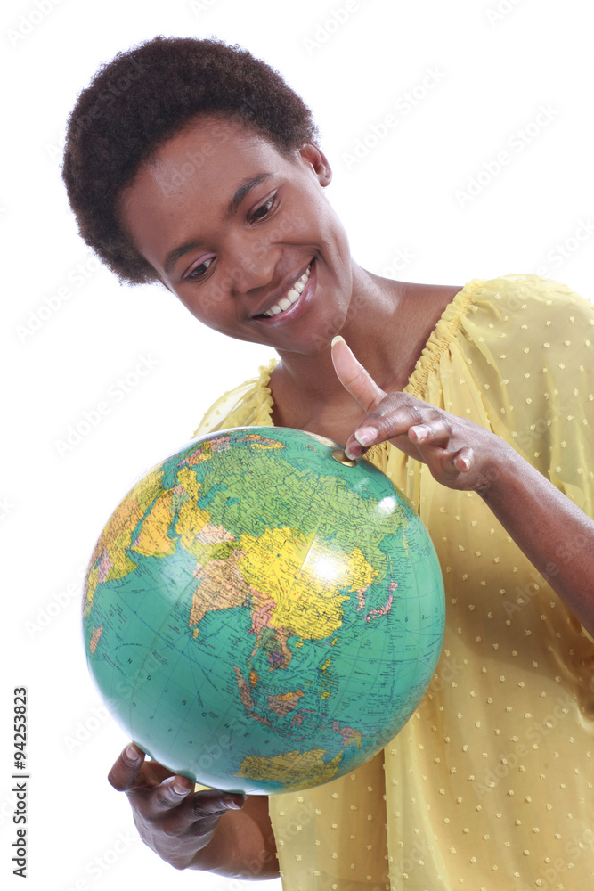 Fototapeta premium Lächelnde afrikanische Frau hält eine Weltkugel