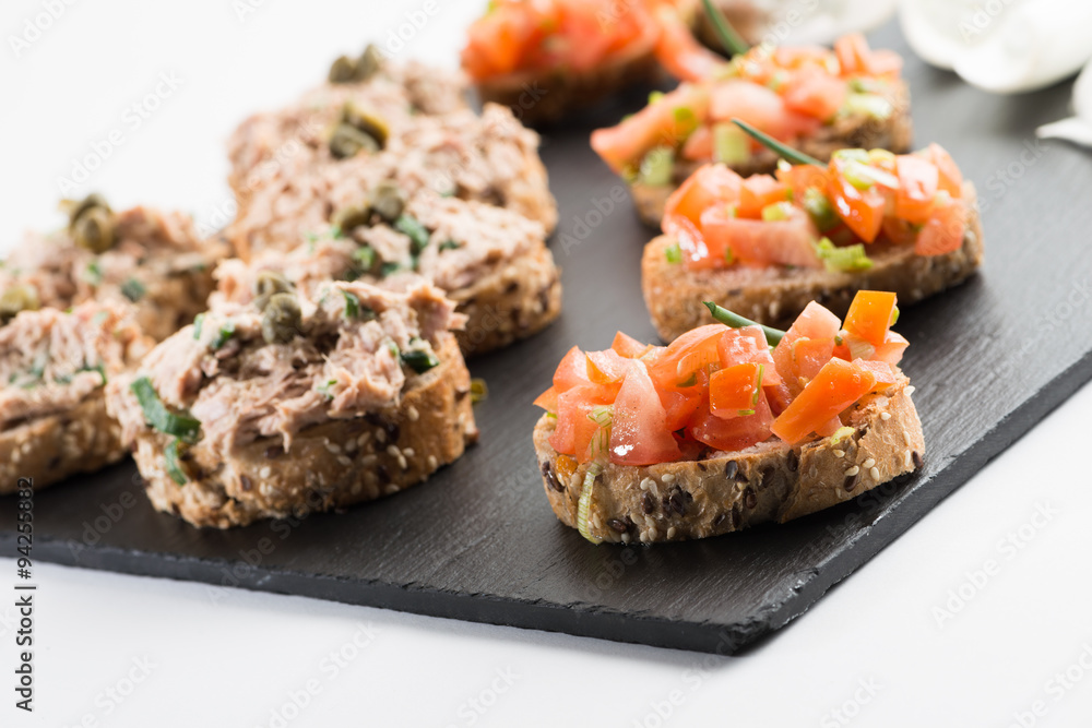 Thunfisch- und Tomatenhappen als Vorspeise Thunfisch- und Tomatenhappen als Vorspeise