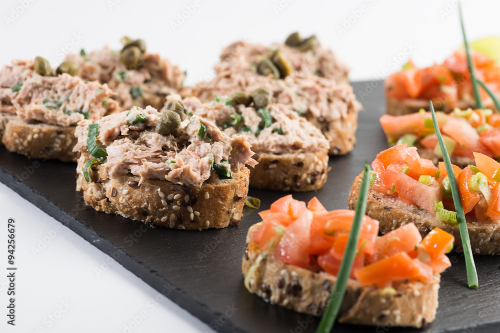 Thunfisch- und Tomatenhappen als Vorspeise Thunfisch- und Tomatenhappen als Vorspeise
