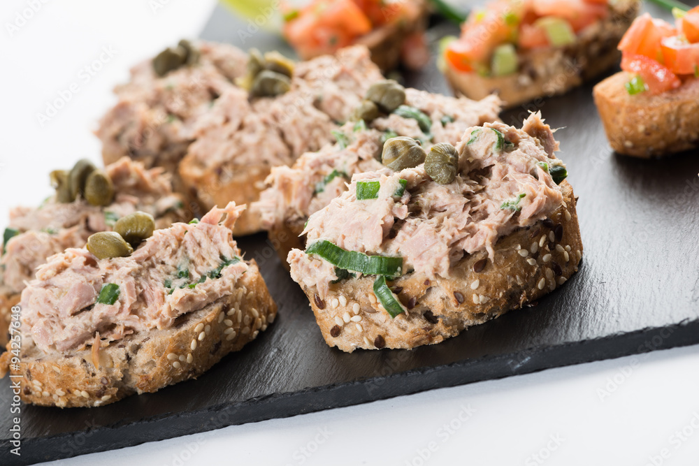 Thunfisch- und Tomatenhappen als Vorspeise Thunfisch- und Tomatenhappen als Vorspeise