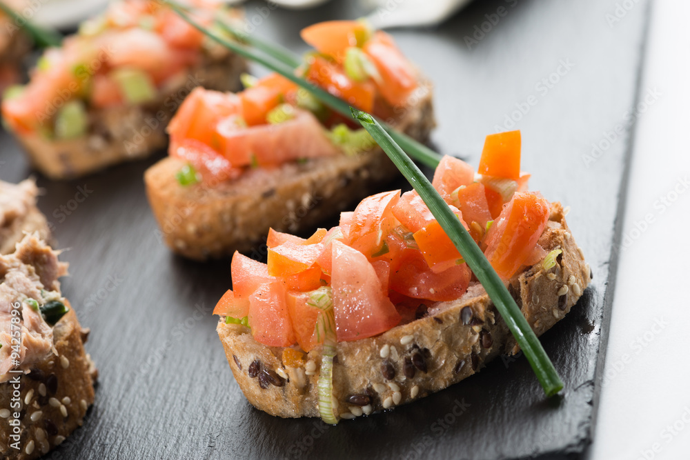 Thunfisch- und Tomatenhappen als Vorspeise Thunfisch- und Tomatenhappen als Vorspeise