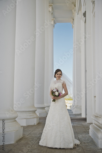 Bride in white columns 3914.