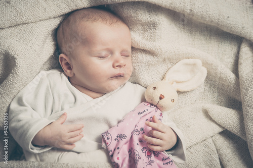 Schlafendes Baby mit Stofftier - Retro