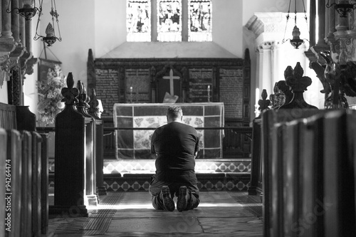 Quadro em tela Man kneeling at the alter of a holy place