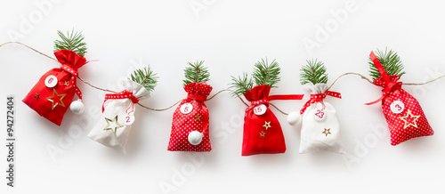 6 Säckchen vom Adventskalender hängende Weihnachtsdekoration zur Weihnachtszeit, traditionell deutsche Weihnachtsgestaltung.