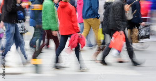 Canvas Print Motion blurred pedestrians crossing street