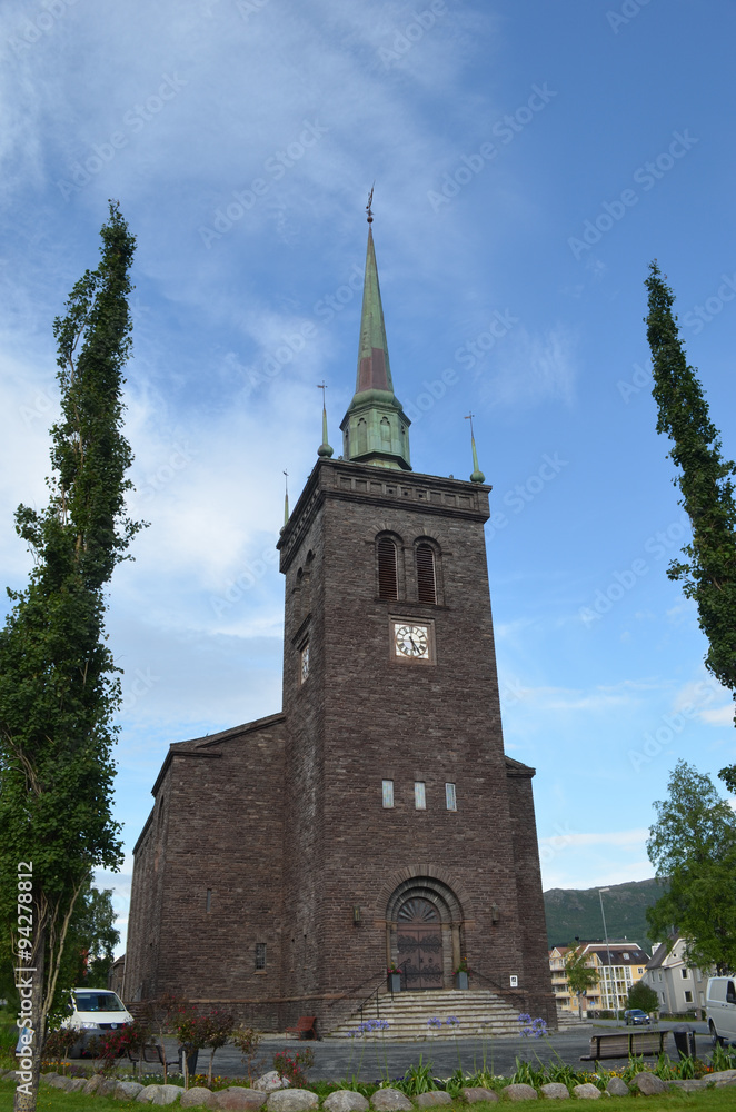 Fototapeta premium Narvik church building in between trees