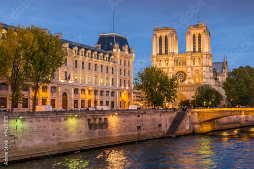 Cathédrale Notre Dame de Paris et la Seine, la nuit, Paris