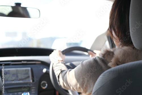 運転する女性