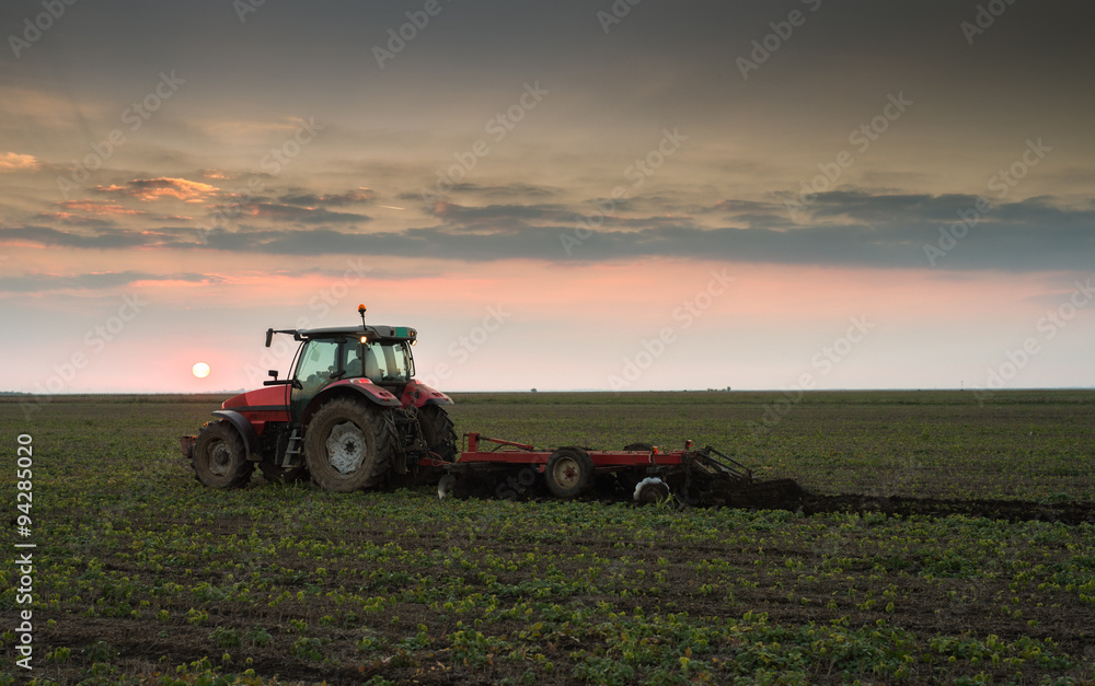 Obraz premium tractor plowing a field