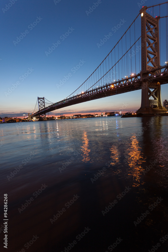 Obraz premium Ben Franklin Bridge at night seen from Camden, New Jersey