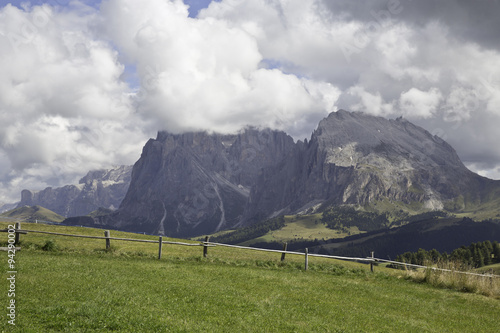 Blick auf Langkofel und Plattkofel auf der Seiser Alm