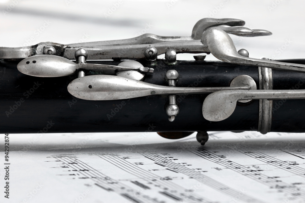Obraz premium Old black flute and music notes on rusty wooden table