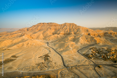 Foto Aerial View of R Valley of the Kings on the West Bank of the Nil